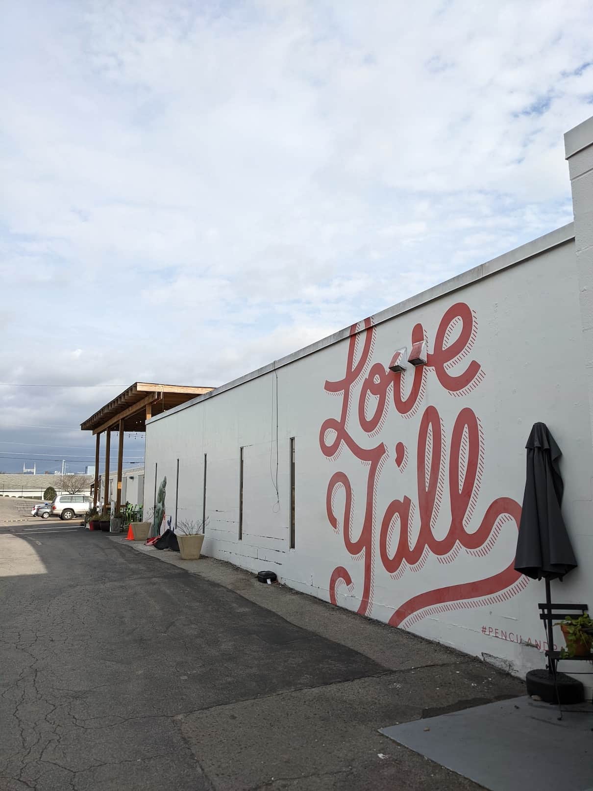 Love Y'all mural in alleyway