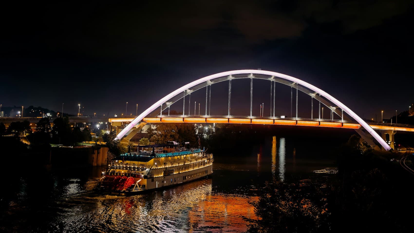 The General Jackson boat on the Cumerland River at night