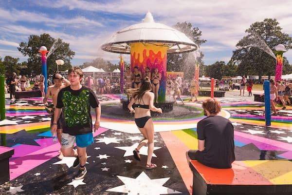Bonnaroo people dancing
