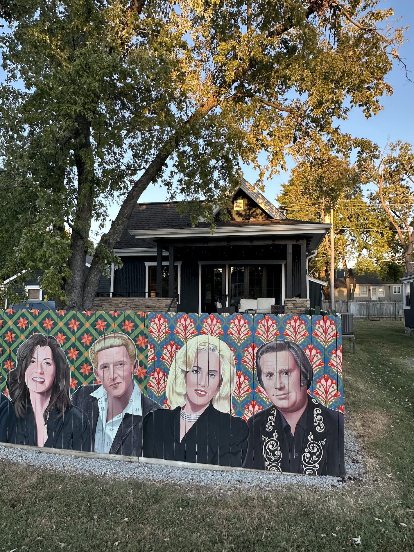 Country stars mural on a fence