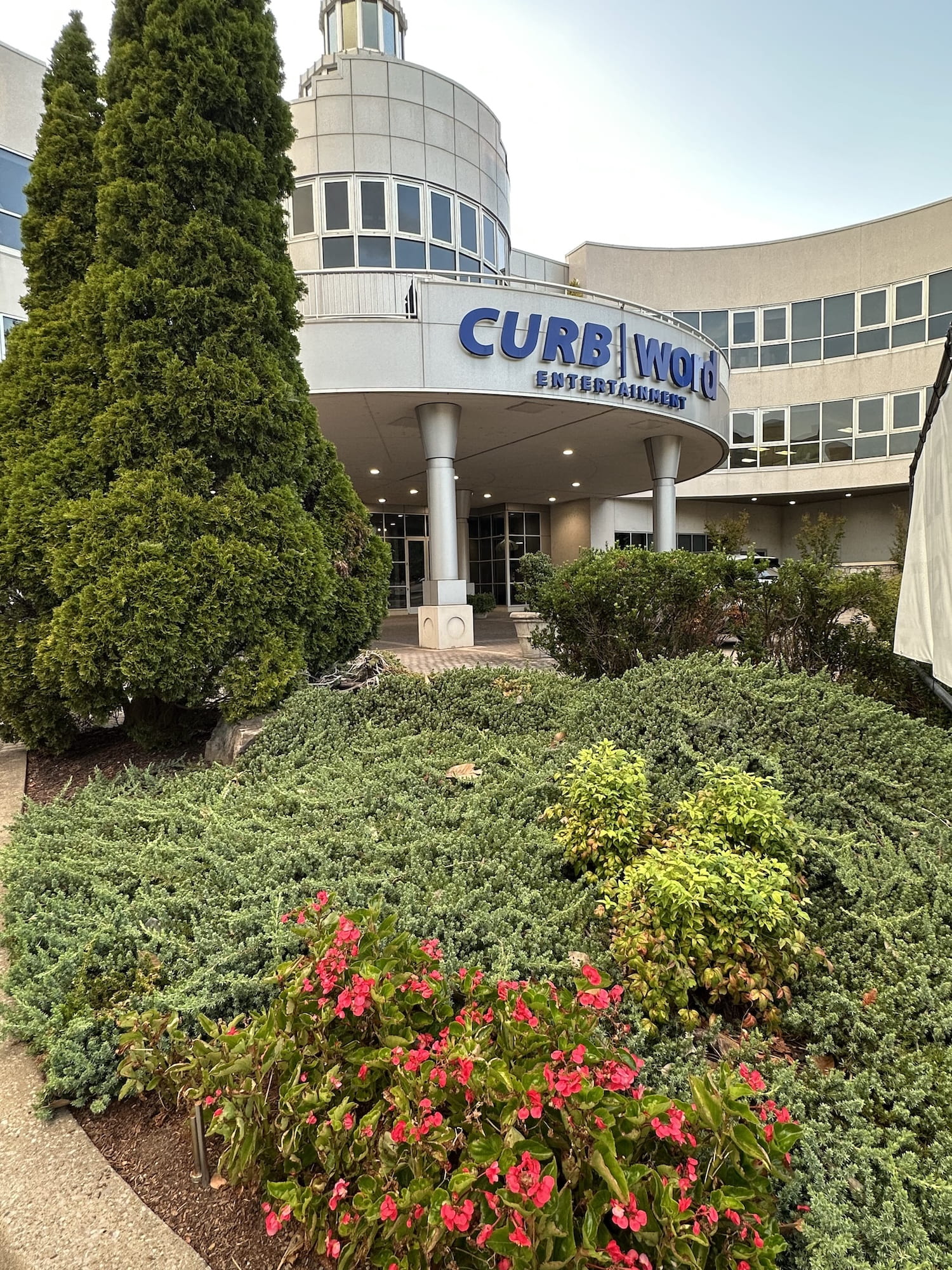 Curb entertainment building