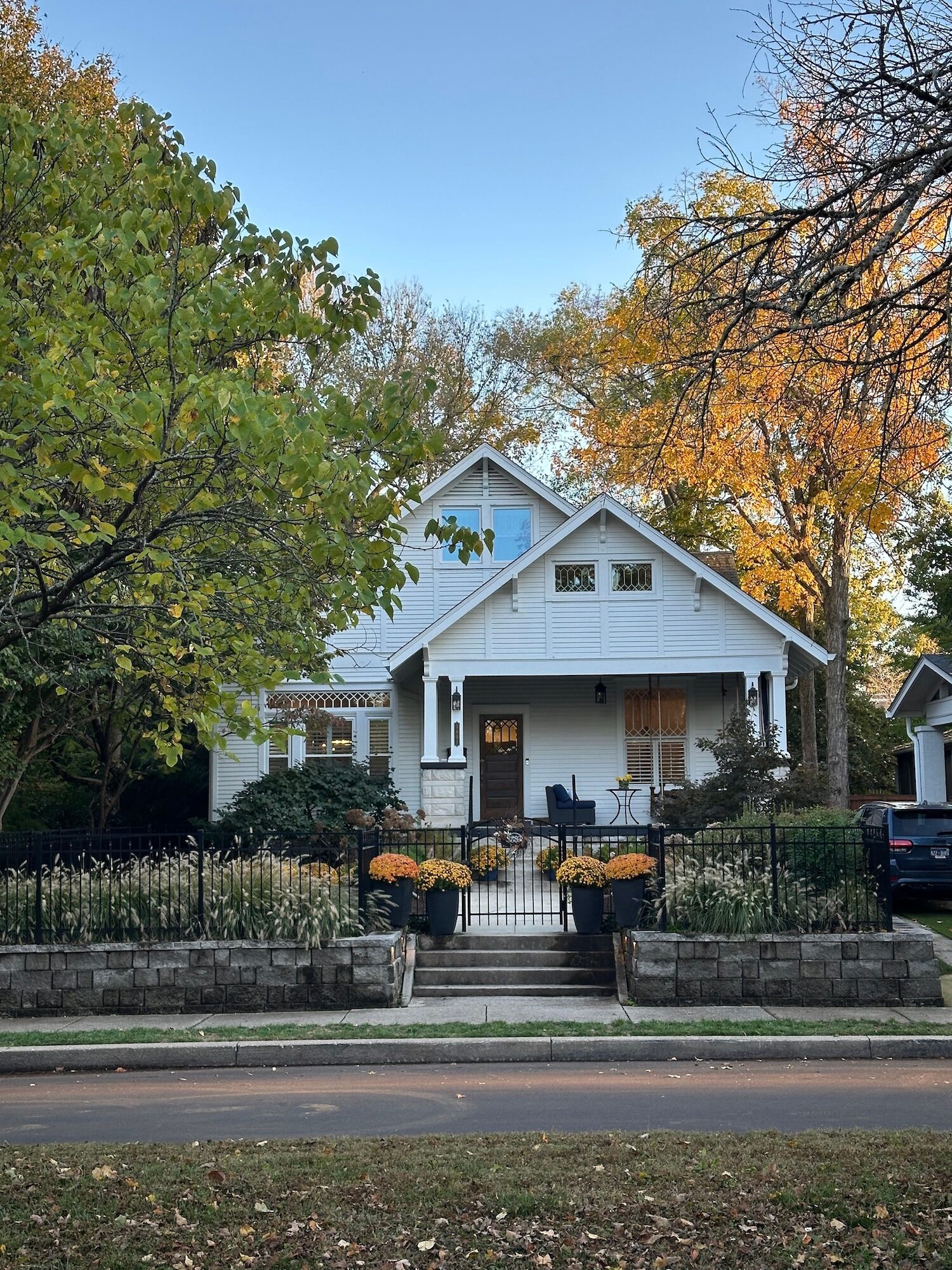 A white house in a nice neighborhood
