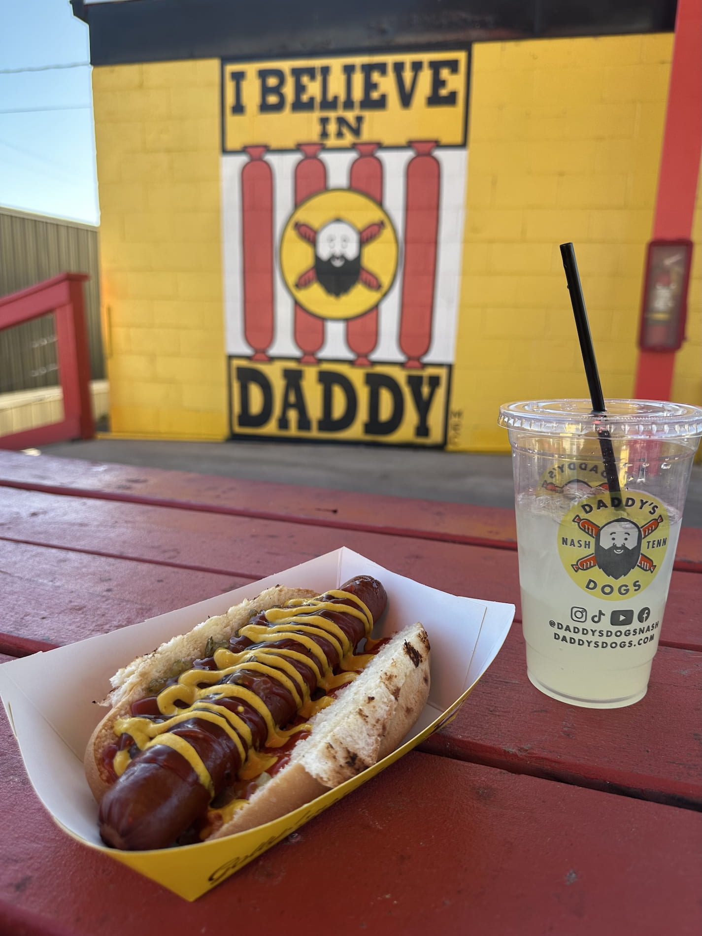 Daddy's Dogs hot dog and mural
