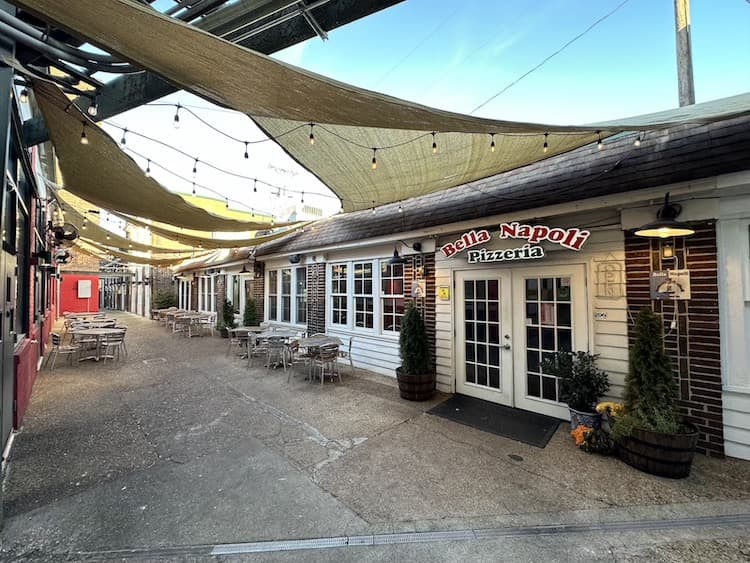 Bella Napoli's outside patio