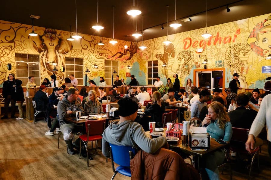 Deg Thai interior view