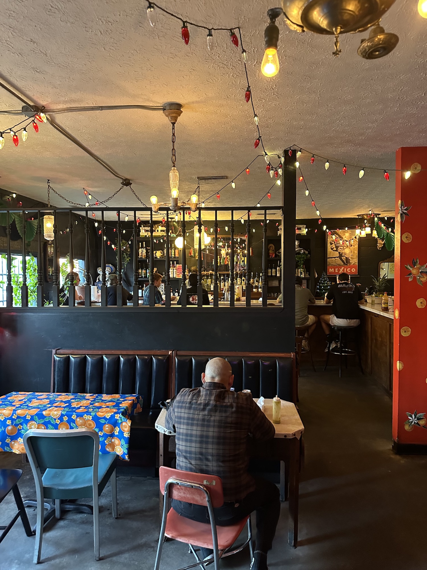 Tables inside Mas Tacos