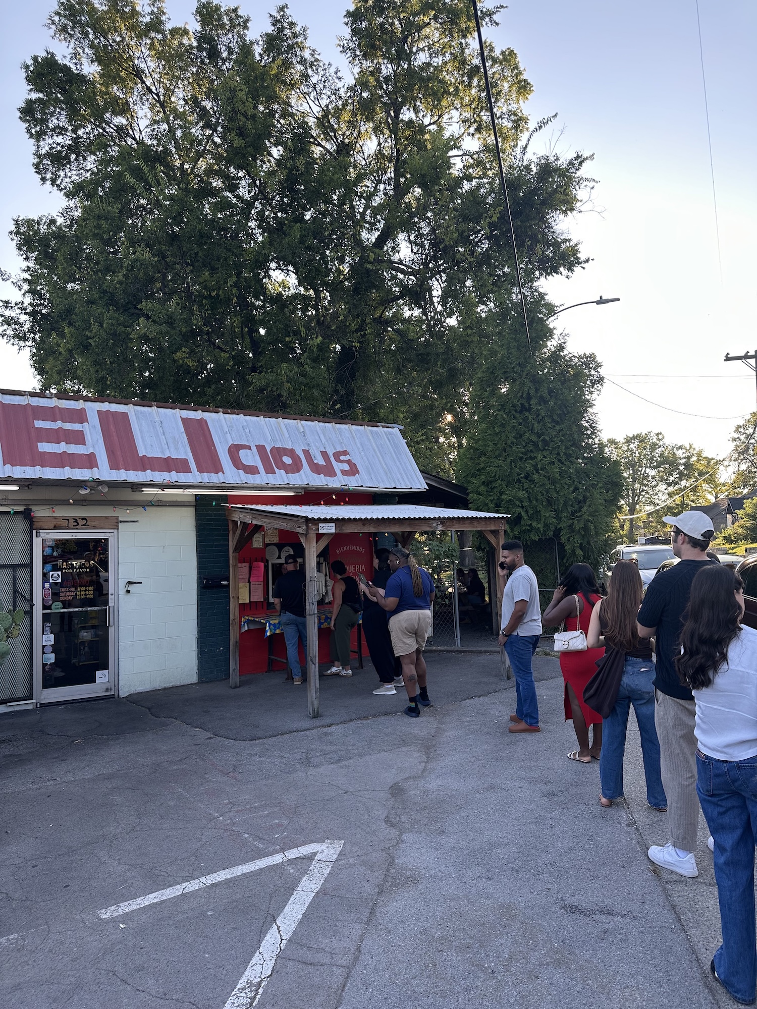 The line to order Mas Tacos