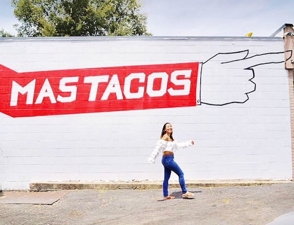 Mas Tacos sign on building