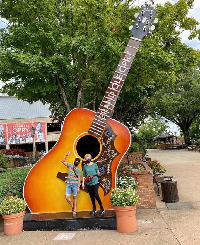 A guitar statue at Opryland